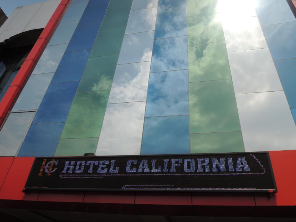 California Hotel Jakarta Extérieur photo