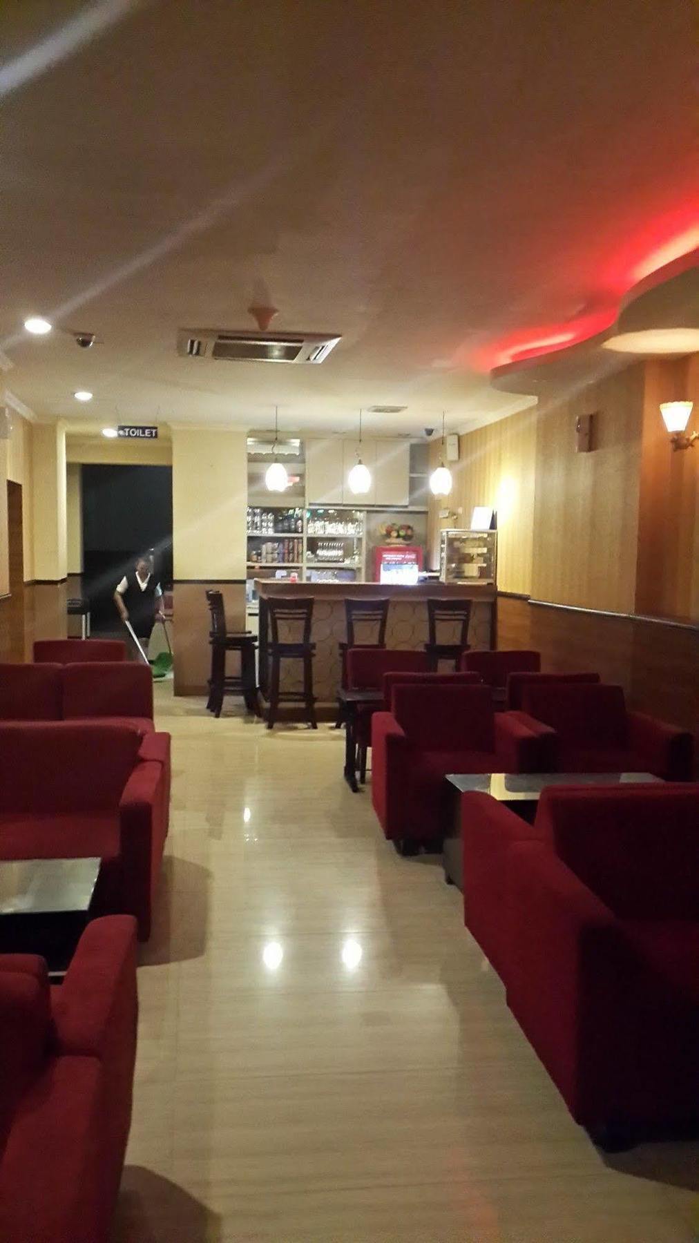 California Hotel Jakarta Extérieur photo